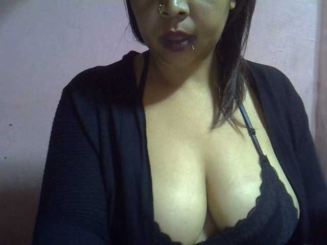 bigass-tits live cam on BongaCams