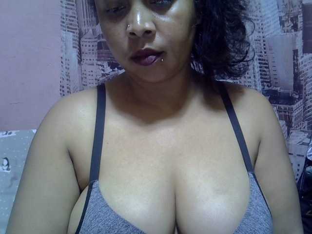 bigass-tits live cam on BongaCams