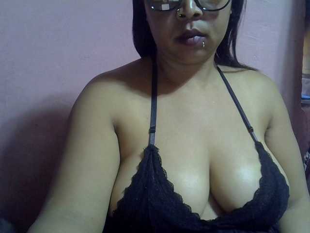 bigass-tits live cam on BongaCams