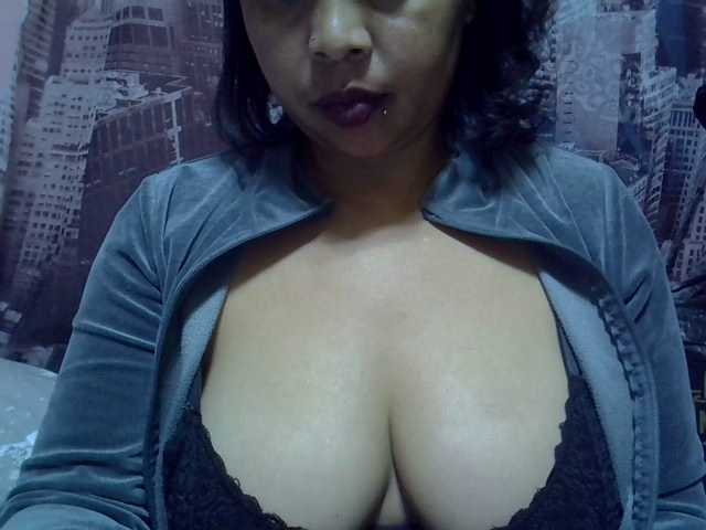 bigass-tits live cam on BongaCams