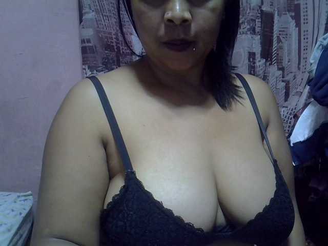 bigass-tits live cam on BongaCams