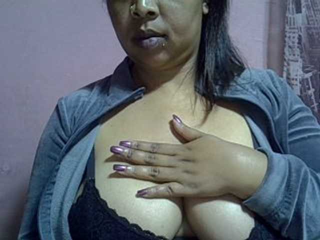 bigass-tits live cam on BongaCams