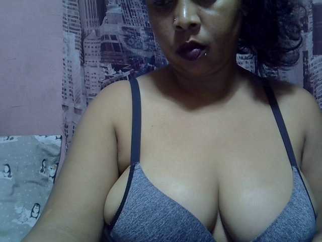 bigass-tits live cam on BongaCams
