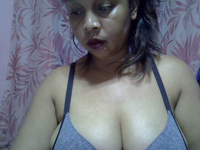 bigass-tits live cam on BongaCams