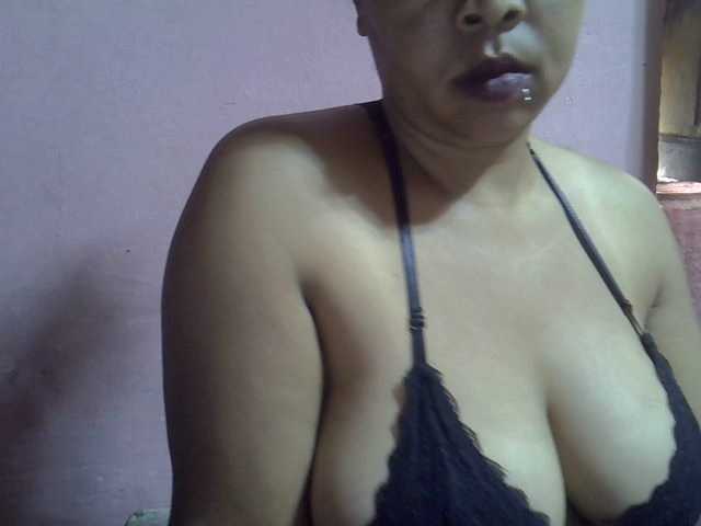 bigass-tits live cam on BongaCams