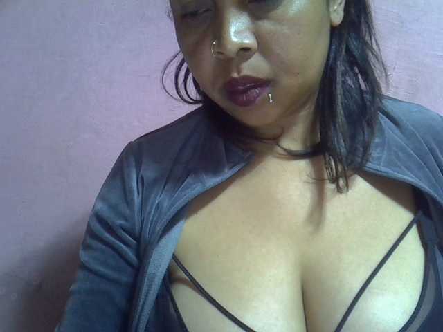 bigass-tits live cam on BongaCams