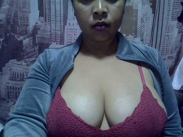bigass-tits live cam on BongaCams