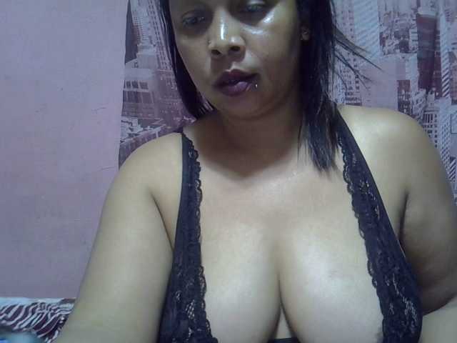 bigass-tits live cam on BongaCams