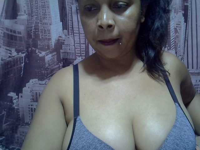 bigass-tits live cam on BongaCams