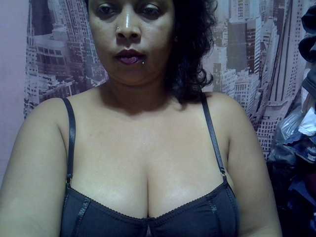 bigass-tits live cam on BongaCams