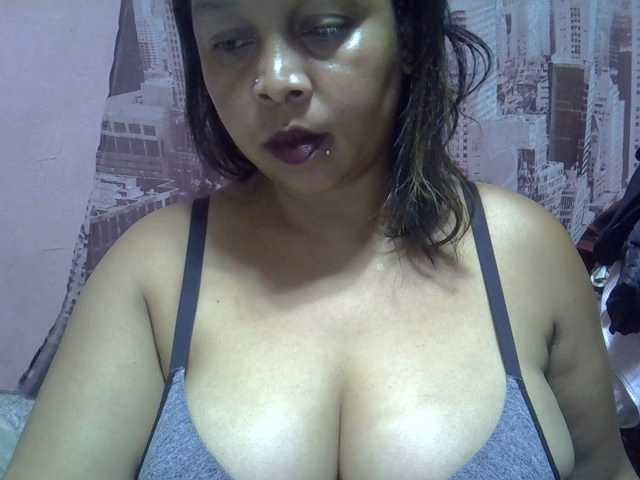 bigass-tits live cam on BongaCams