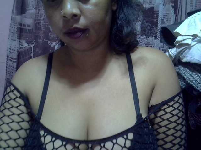 bigass-tits live cam on BongaCams