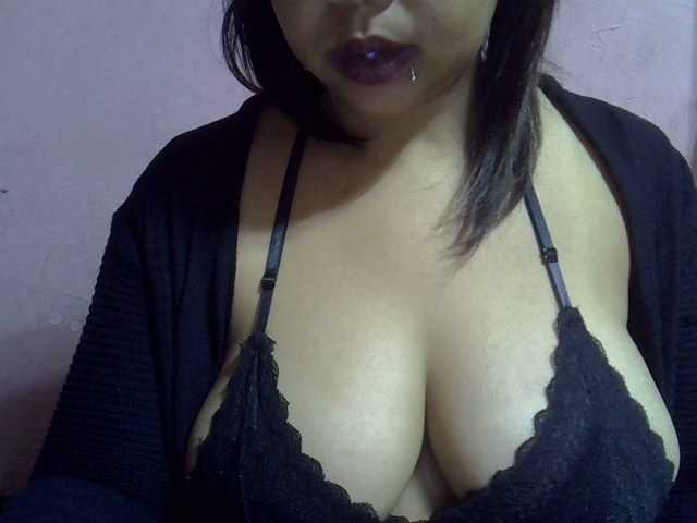 bigass-tits live cam on BongaCams