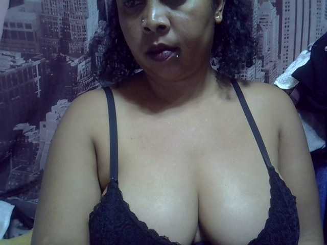 bigass-tits live cam on BongaCams