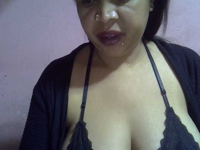 bigass-tits live cam on BongaCams
