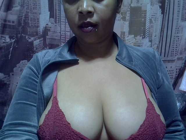 bigass-tits live cam on BongaCams