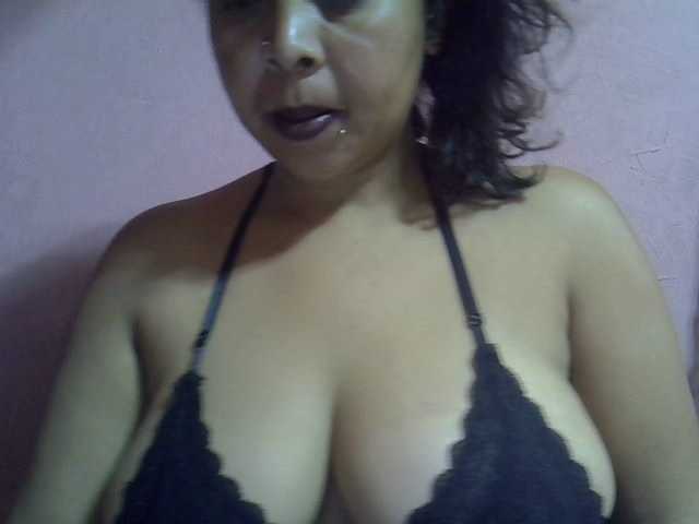 bigass-tits live cam on BongaCams