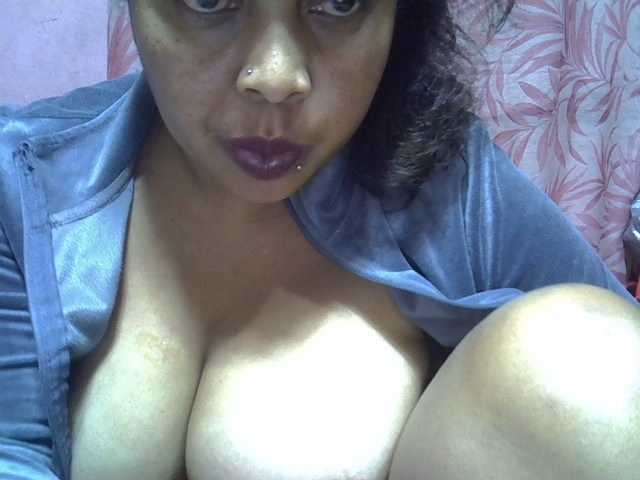 bigass-tits live cam on BongaCams