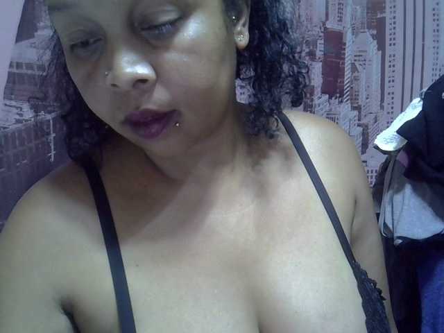 bigass-tits live cam on BongaCams