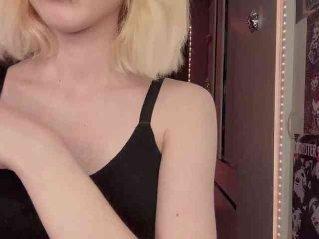 Model ini sedang live sekarang. SunnyStultz