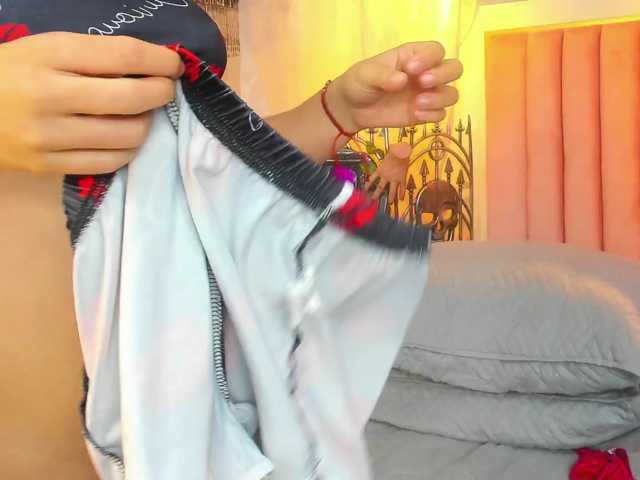 le modèle SophieBuitrago est en webcam porno dans un show sur le site bongacams, il possède les tags suivants: Latino/Hispanic,Brunette,Shaved