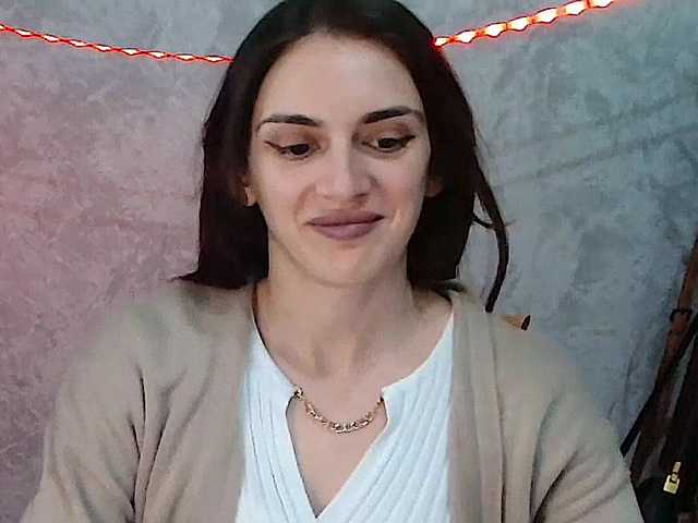 le modèle FlirtyRoxi est en webcam porno dans un show sur le site bongacams, il possède les tags suivants: White/Caucasian,Brunette,Shaved