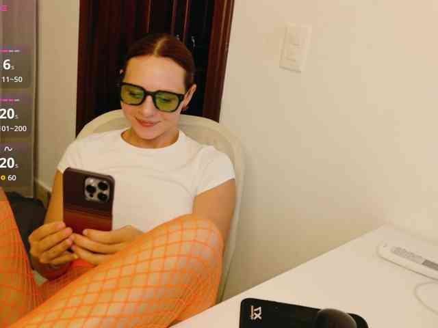 ViktoriaSillk webcam