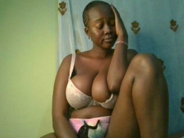 Sexxylucy live cam on BongaCams
