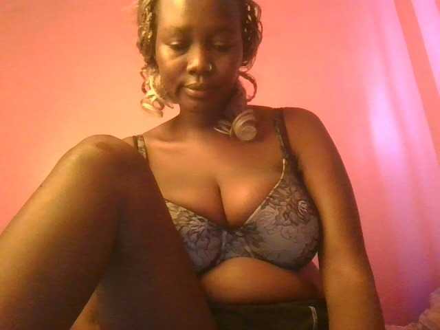 le modèle Sexxylucy est en webcam porno dans un show sur le site bongacams, il possède les tags suivants: Ebony,Blonde,Trimmed
