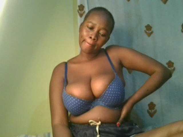 Sexxylucy live cam on BongaCams