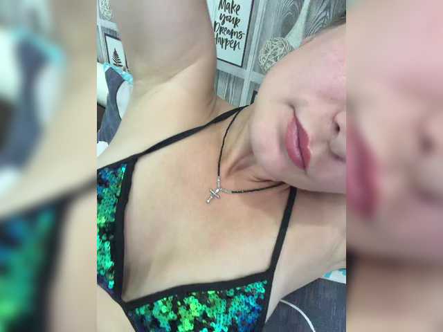 CreamRaspberrya live webcam show