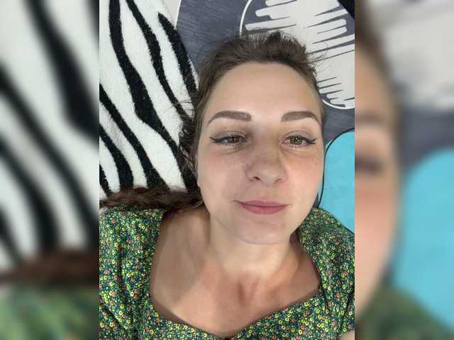 creamraspberrya cam belle