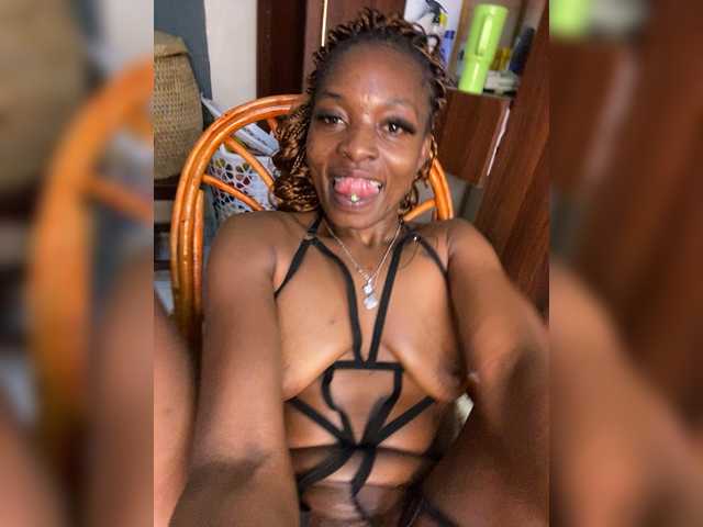 Sassywins605 live cam on BongaCams
