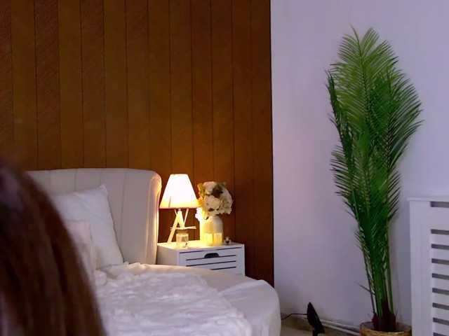 AvaDias live cam preview