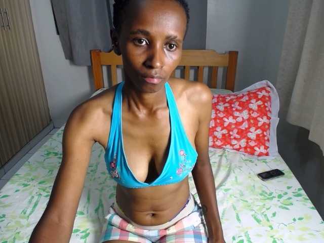 le modèle VelvetDesirea est en webcam porno dans un show sur le site bongacams, il possède les tags suivants: Ebony,Brunette,Trimmed