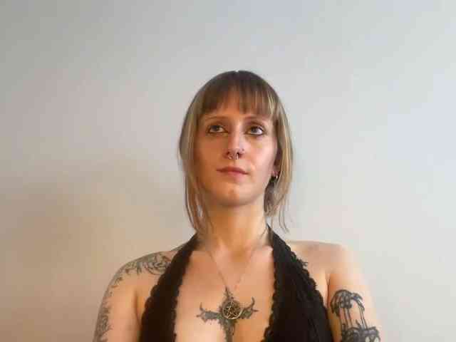 Model: LaraWetDream