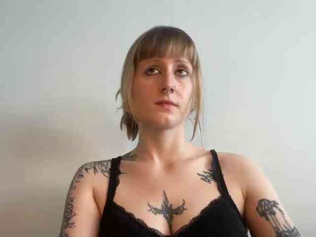 Model: LaraWetDream