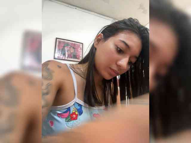Model ini sedang live sekarang. Marianahernandez