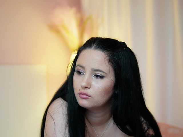 le modèle AdelineMoon est en webcam porno dans un show sur le site bongacams, il possède les tags suivants: White/Caucasian,Brunette,Shaved