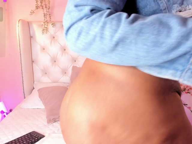 MiaCurly live cam on BongaCams