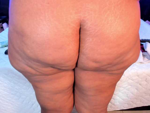 MiaCurly live cam on BongaCams