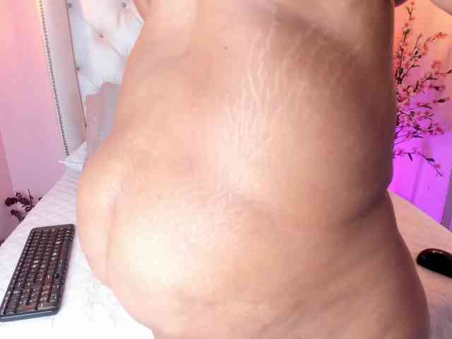 MiaCurly webcam