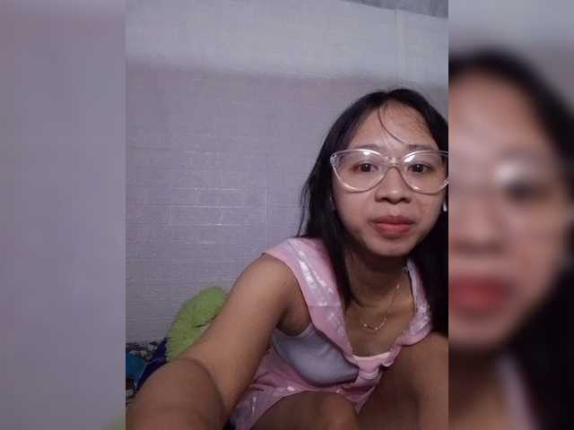 Bestyy live cam on BongaCams