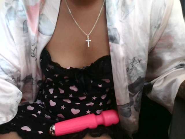 MiamiahC05 live cam on BongaCams