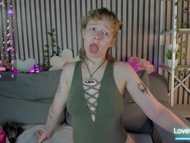 Ricki-Bloom live cam on BongaCams