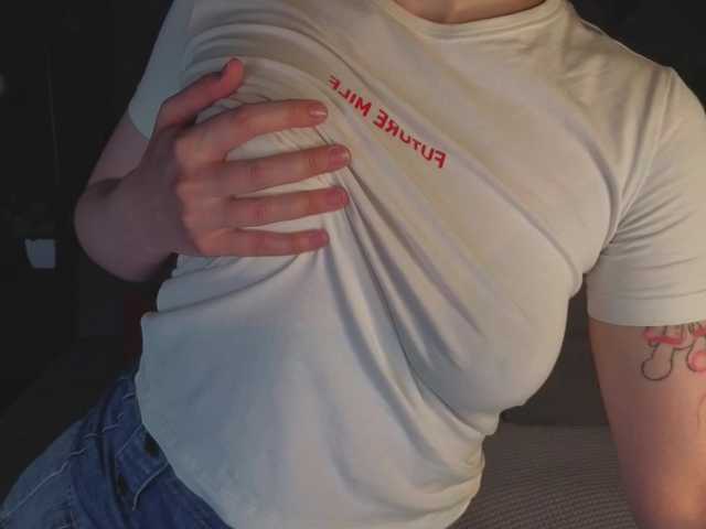 Ricki-Bloom live cam on BongaCams