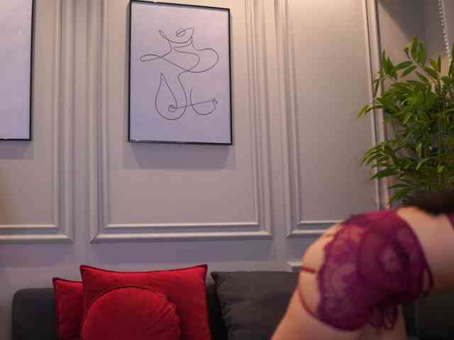 KyraReign webcam