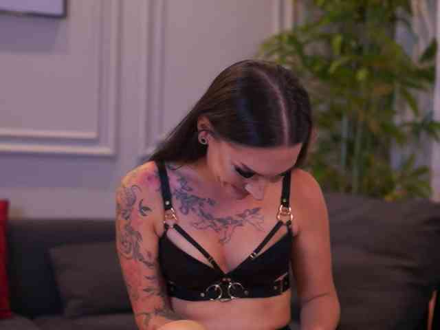 KyraReign webcam