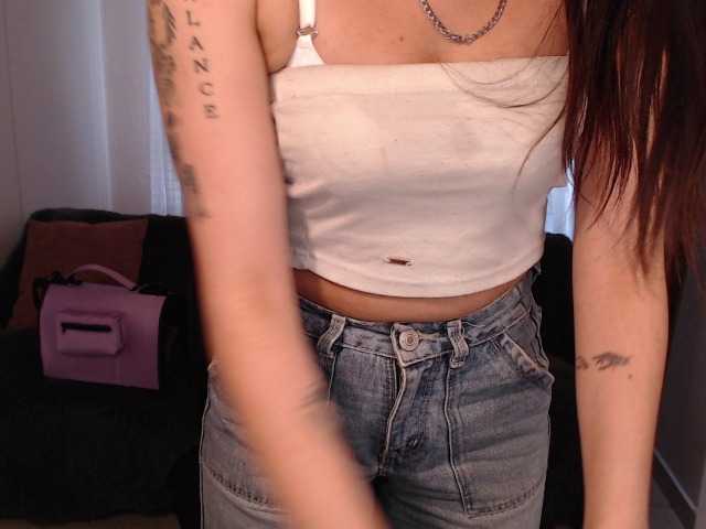 le modèle Alisson-mirl est en webcam porno dans un show sur le site bongacams, il possède les tags suivants: Latino/Hispanic,Brunette,Shaved