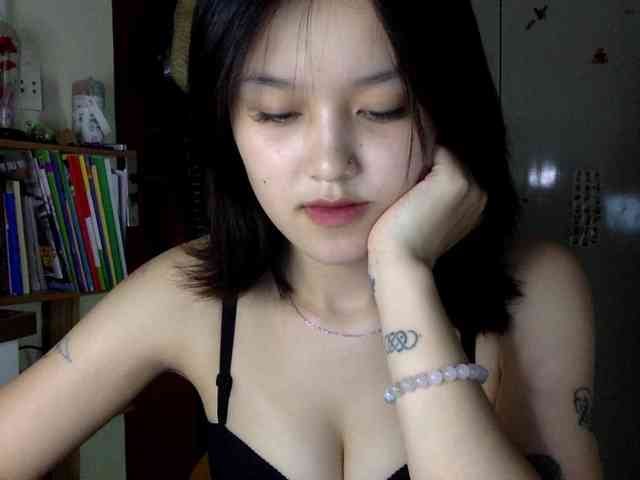 Alina-2k webcam
